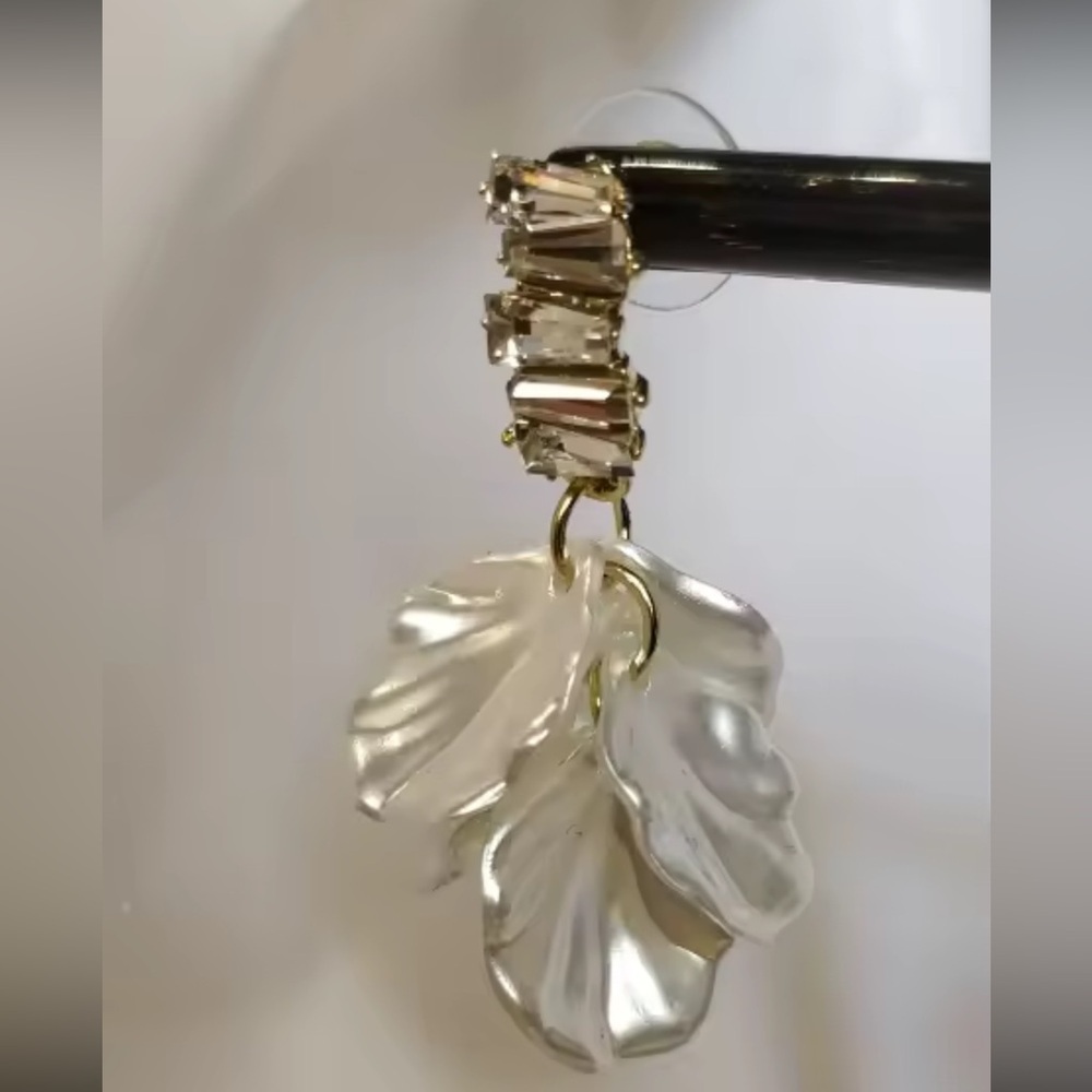 Elegant White Floral Earrings - Picture 3 of 4